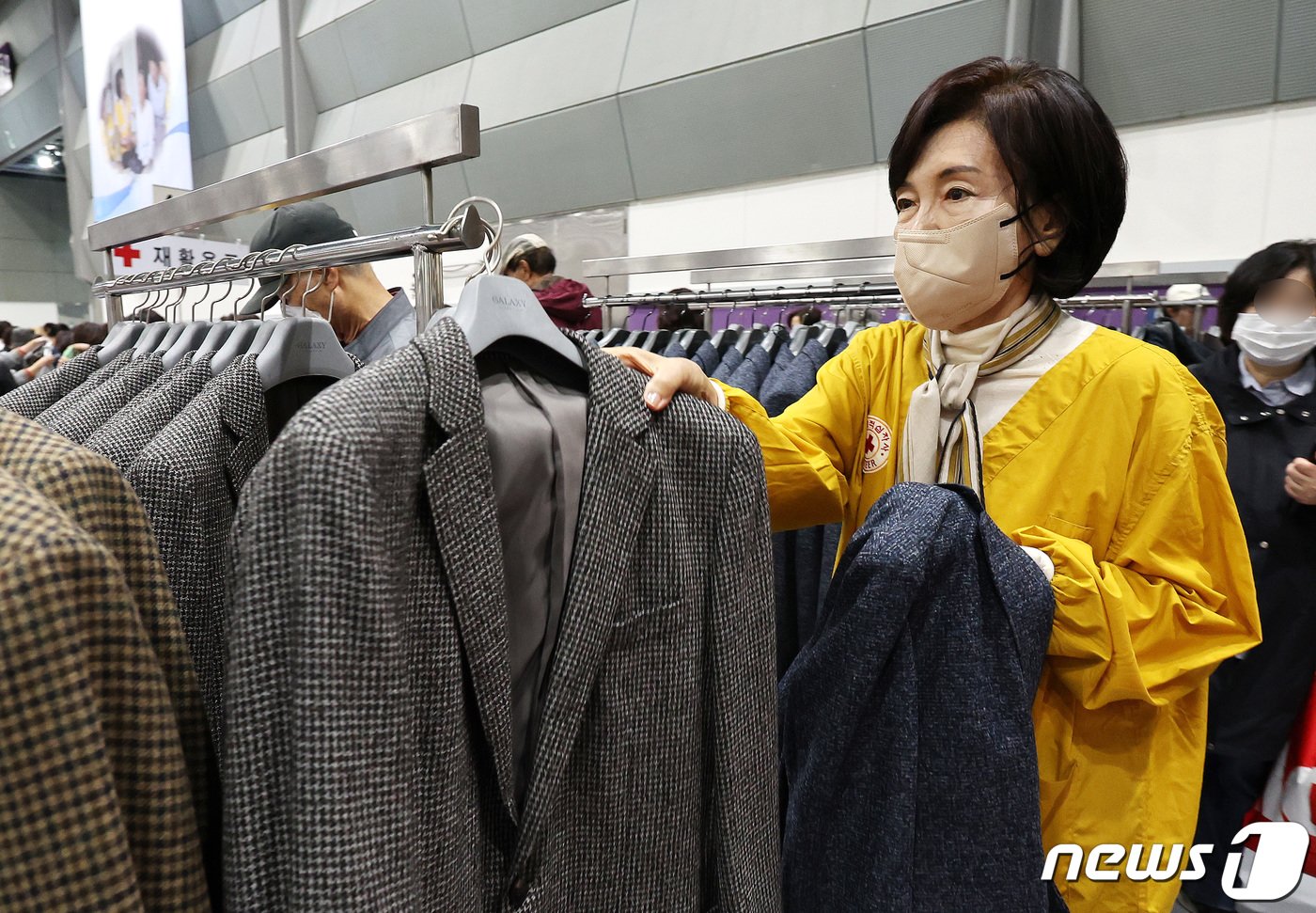 본문 이미지 - 홍라희 전 삼성미술관 리움 관장이 31일 서울 강남구 코엑스에서 열린 2023 적십자 바자 행사에서 삼성물산 상품을 정리하고 있다. 2023.10.31/뉴스1 ⓒ News1 박지혜 기자