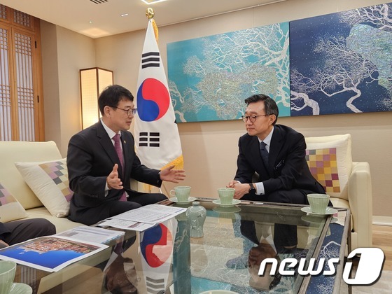 윤여철 주영한국대사와 면담하는 최응천 문화재청장