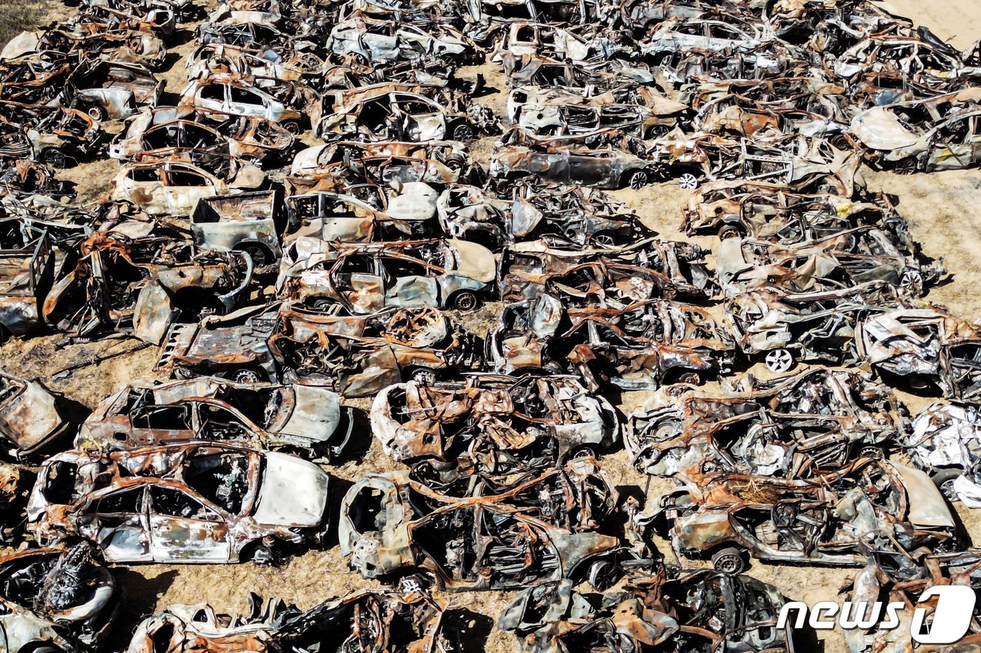 본문 이미지 - 7일(현지시간) 팔레스타인 무장 정파 하마스에 파괴된 자동차들의 잔해를 이스라엘과 가자 지구의 접경지 근처에 모아둔 모습. 2023.10.31 ⓒ 로이터=뉴스1 ⓒ News1 정지윤 기자