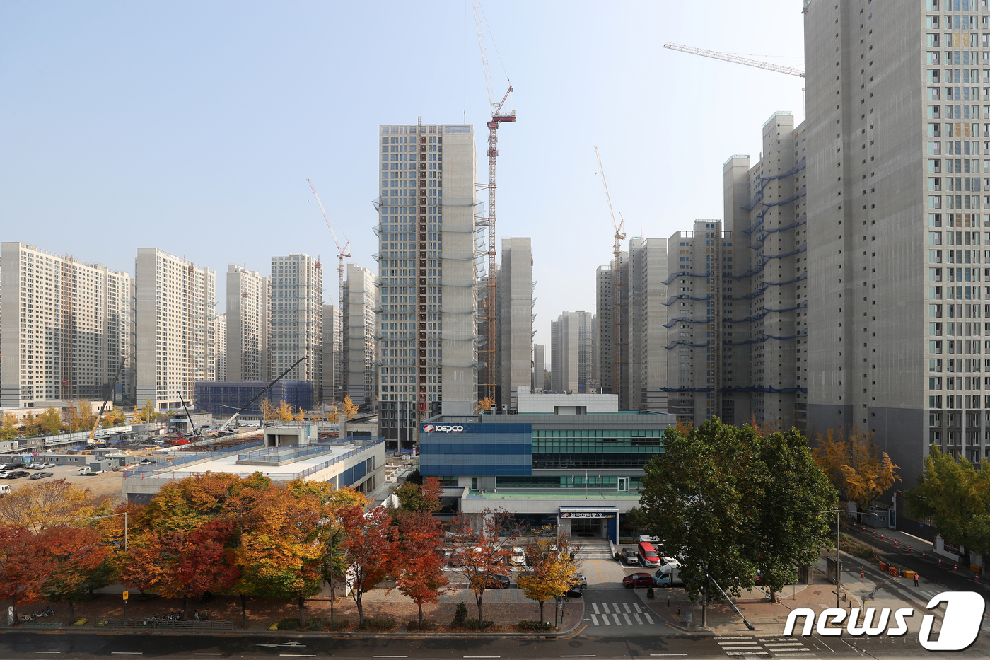 (서울=뉴스1) 이승배 기자 = 올림픽파크 포레온(둔촌주공 재건축) 국민평형(국평·전용면적 84㎡) 입주권에 '프리미엄(웃돈)'이 6억원 넘게 붙는 등 서울 아파트 입주·분양권 시 …