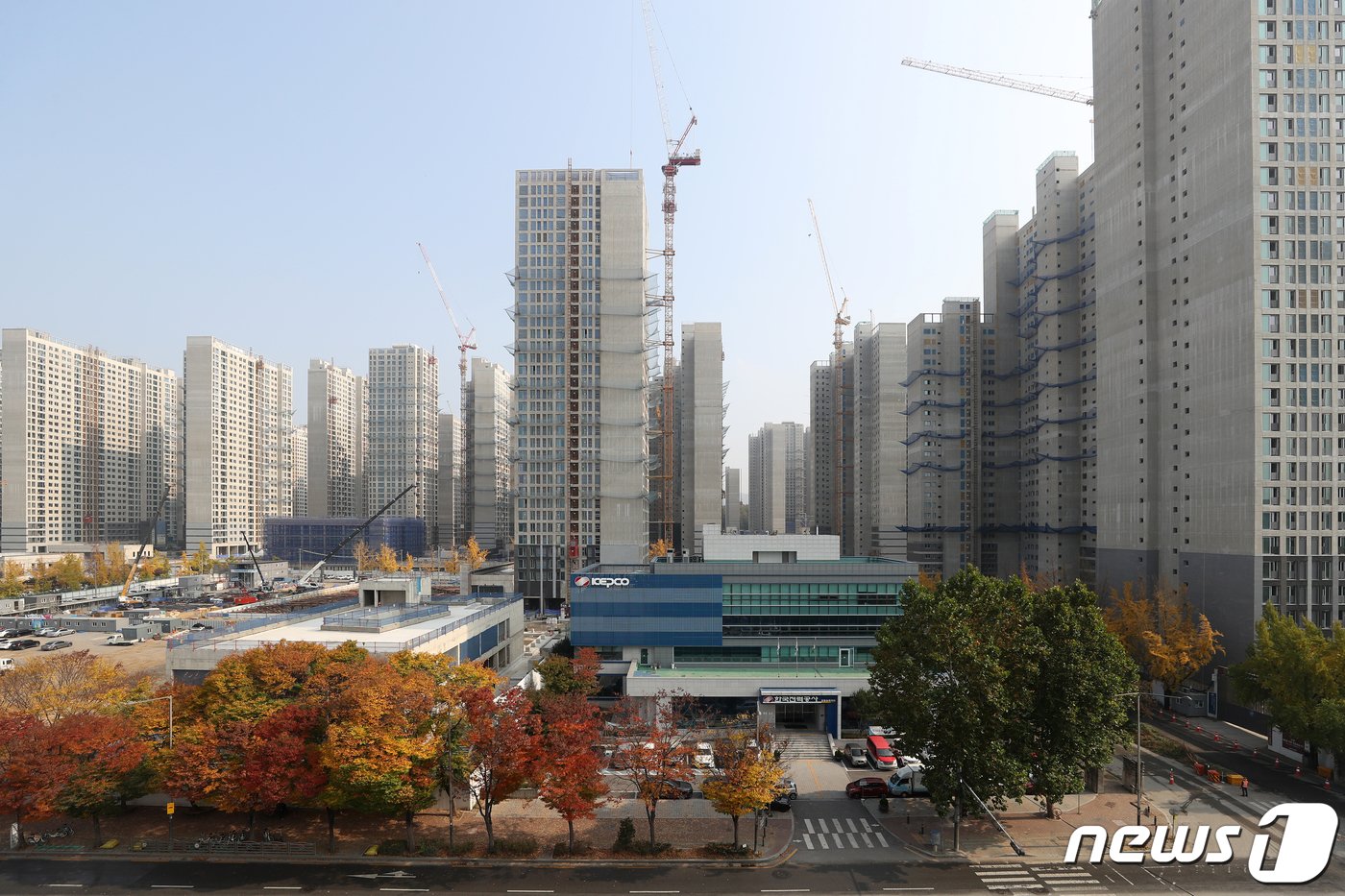 본문 이미지 - 서울 강동구 올림픽파크 포레온(둔촌주공) 공사 현장. 2023.10.31/뉴스1 ⓒ News1 이승배 기자