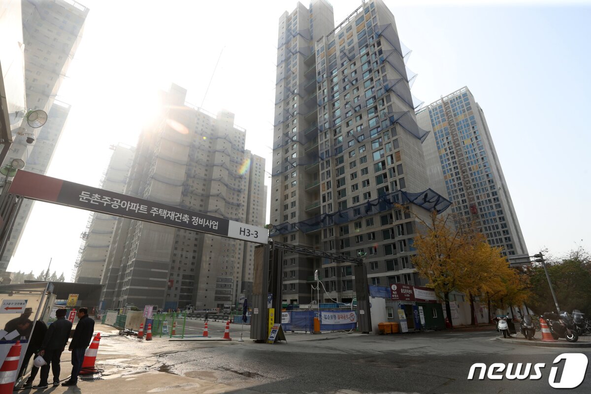 지난해 10월 서울 강동구 올림픽파크 포레온(둔촌주공) 공사 현장. 2023.10.31/뉴스1 © News1 이승배 기자