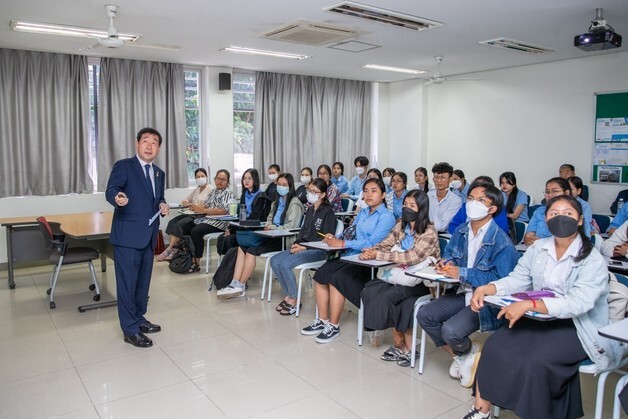 캄보디아 첫 현지 한국어교원 11명 배출…정규학교 수업 맡는다
