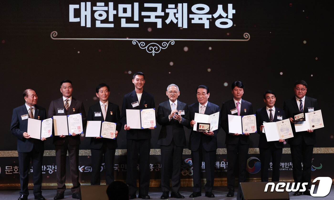 본문 이미지 - 유인촌 문화체육관광부 장관이 31일 서울 중구 더플라자호텔에서 열린 '2023 체육발전유공 및 제61회 대한민국체육상 정부포상 전수식'에 대한민국체육상 시상후 수상자들과 기념촬영을 하고 있다. 2023.10.31/뉴스1 ⓒ News1 김도우 기자