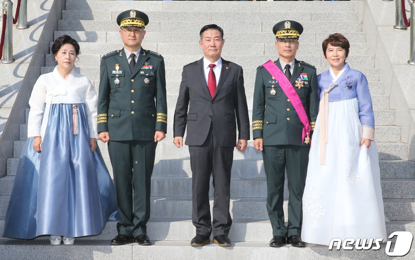 본문 이미지 - 신원식 국방부 장관(가운데)이 31일 충남 계룡대에서 열린 육군참모총장 이·취임식에 참석, 박안수 신임 육군참모총장(왼쪽 두 번째), 박정환 전임 참모총장(오른쪽 두 번째) 부부와 기념촬영 하고 있다. 2023.10.31/뉴스1 ⓒ News1 김기태 기자
