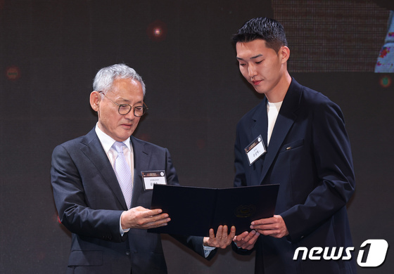 우상혁 선수에게 시상하는 유인촌 장관