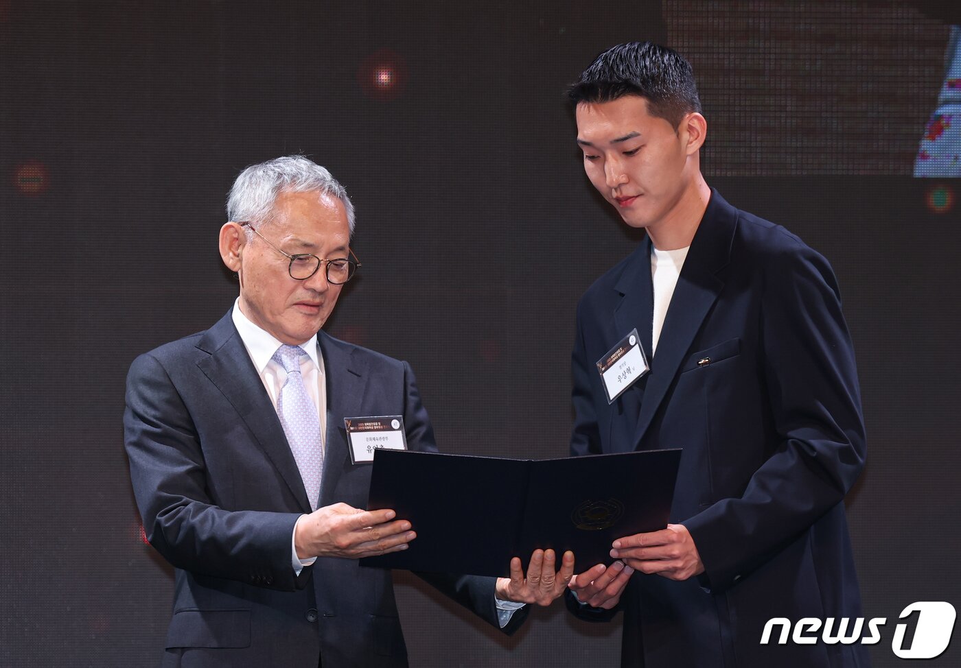 본문 이미지 - 유인촌 문화체육관광부 장관이 31일 서울 중구 더플라자호텔에서 열린 '2023 체육발전유공 및 제61회 대한민국체육상 정부포상 전수식'에 참석해 높이뛰기 우상혁 선수에게 경기상을 시상하고 있다. 2023.10.31/뉴스1 ⓒ News1 김도우 기자