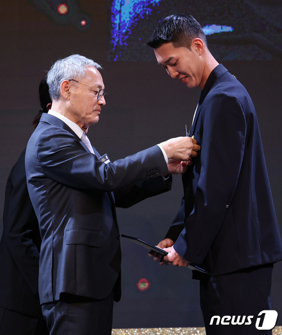 유인촌 장관, 우상혁 선수에게 경기상 시상