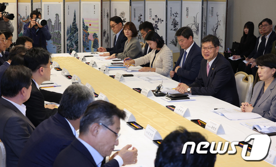 제4차 장기요양위원회 논의하는 이기일 차관