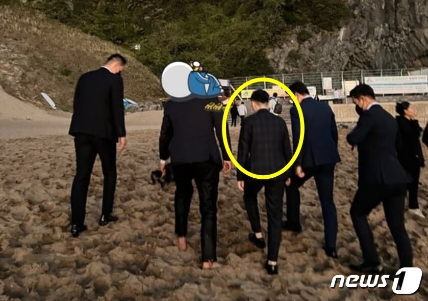 본문 이미지 - 전청조씨가 경호원과 함께 있는 모습 (김민석 강서구의회 의원 제공)