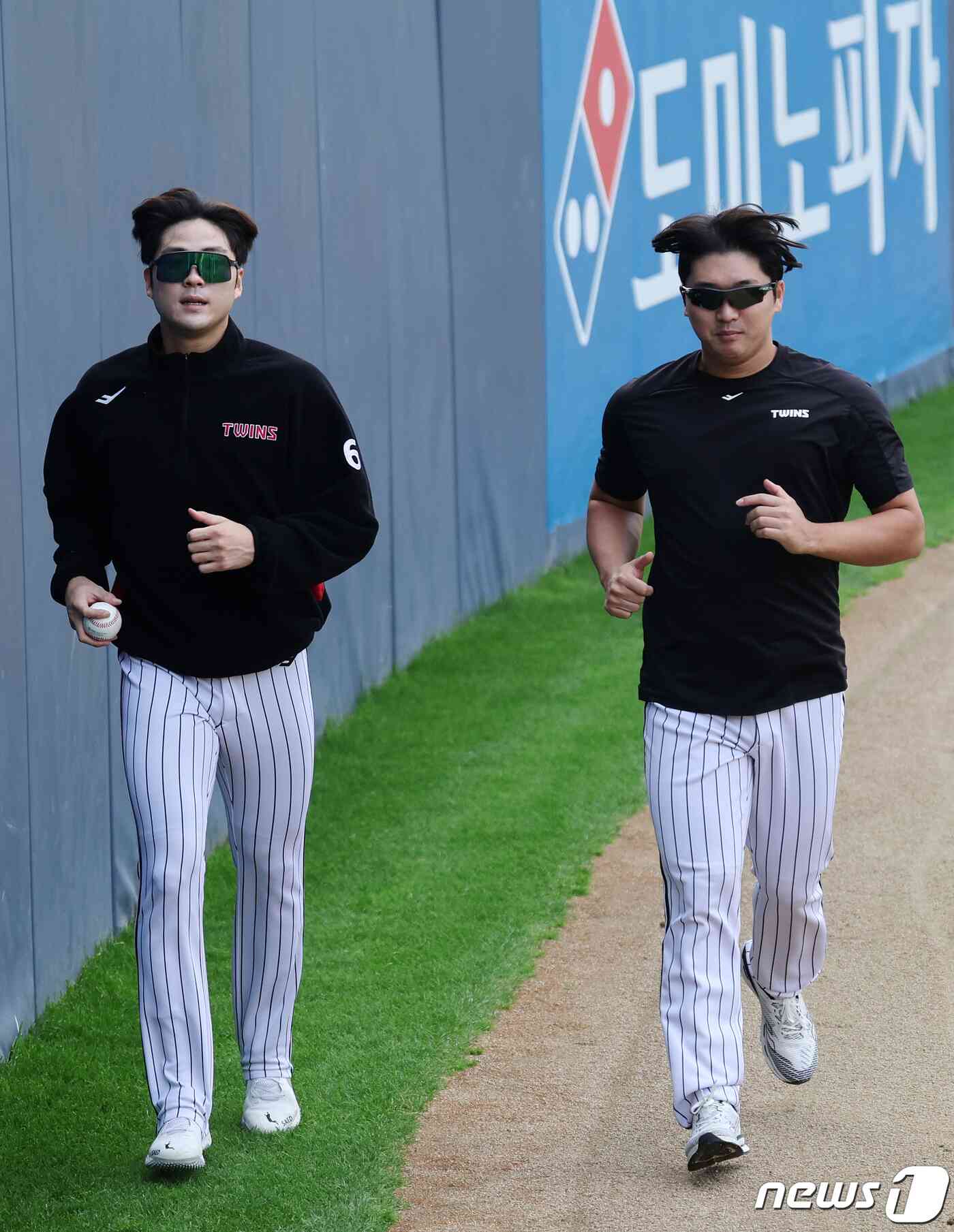 2023 KBO리그 정규시즌 우승팀인 LG 트윈스 백승현과 마무리 고우석(오른쪽)이 31일 오후 서울 송파구 잠실야구장에서 한국시리즈 대비 훈련을 하고 있다. 2023.10.31/뉴스1 © News1 김진환 기자
