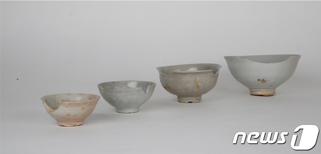 본문 이미지 - 김해시 묵방리 10번지 백자가마터에서 출토된 잔·종지·발 (김해시 제공)