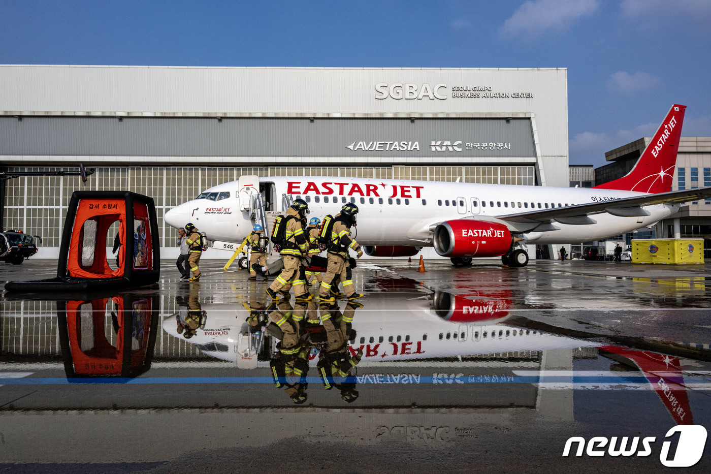 (서울=뉴스1) 공항사진기자단 = 한국공항공사와 강서소방서, 강서구청 등 유관기관 합동으로 31일 오후 서울 김포국제공항 국제선 계류장에서 ‘2023년 재난대응 안전한국훈련’ 항공 …