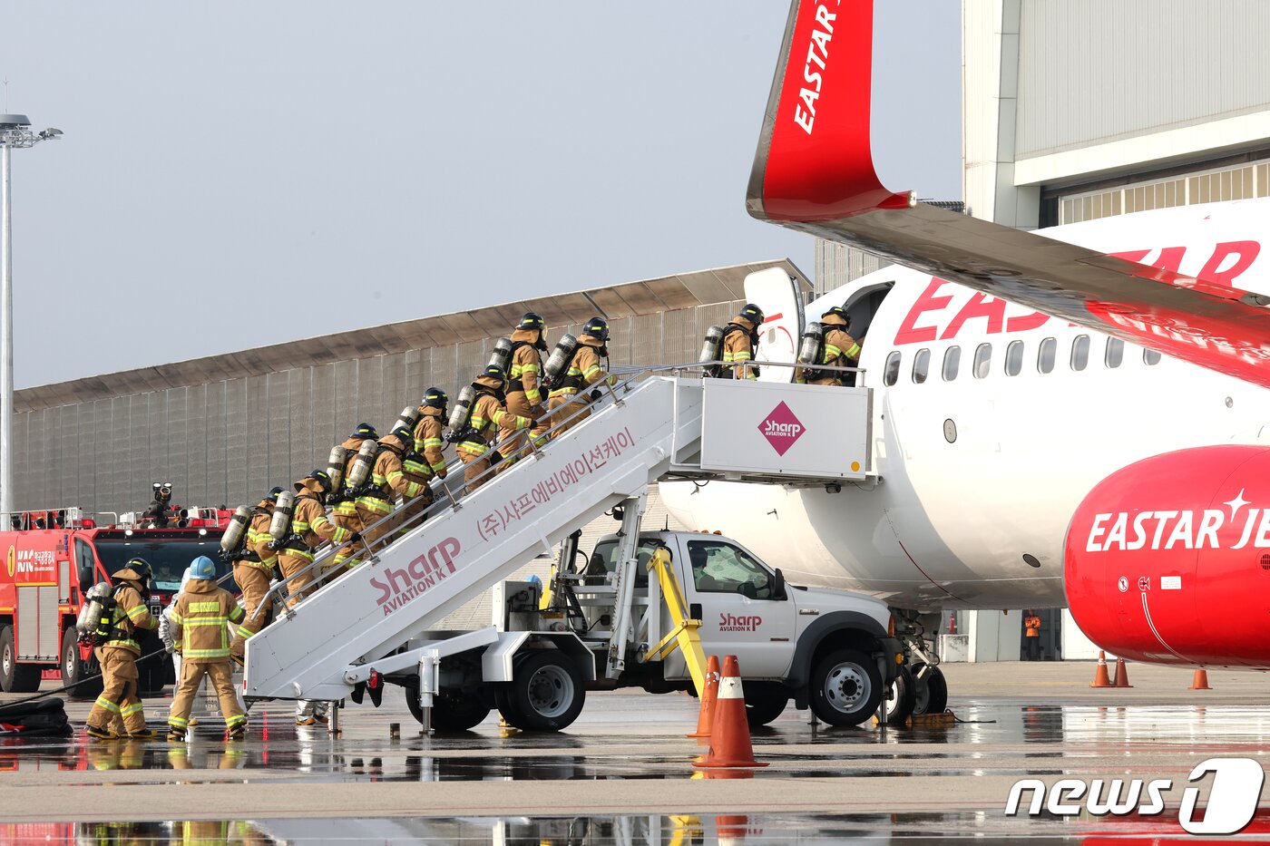본문 이미지 - 31일 김포국제공항 국제선 계류장 일대에서 열린 '2023년 재난대응 안전한국훈련 김포국제공항 항공기 사고수습 종합훈련‘에서 소방대원들이 사고 항공기로 진입하고 있다.  2023.10.31/뉴스1 ⓒ News1 공항사진기자단