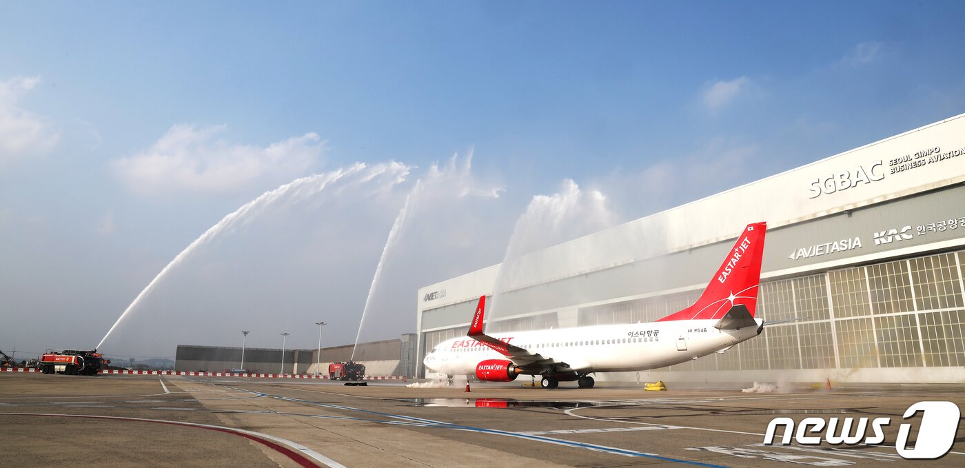 본문 이미지 - 31일 김포국제공항 국제선 계류장 일대에서 열린 '2023년 재난대응 안전한국훈련 김포국제공항 항공기 사고수습 종합훈련‘에서 소방대원들이 초기 화재를 진압하고 있다. 2023.10.31/뉴스1 ⓒ News1 공항사진기자단