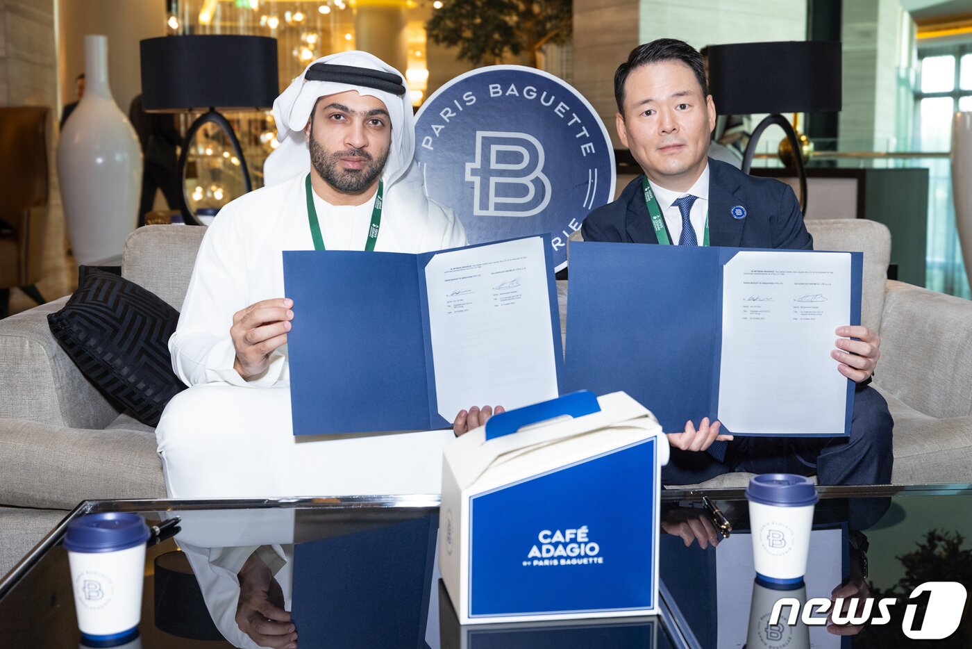 본문 이미지 - 22일(현지시각) 사우디아라비아 리야드 페어몬트 호텔에서 갈라다리 브라더스 그룹 모하메드 갈라다리 회장(사진 왼쪽)과 SPC그룹 허진수 사장이 '파리바게뜨 중동 진출을 위한 조인트 벤처 파트너십 업무 협약(MOU)’을 체결하고 있는 모습. (SPC 제공)