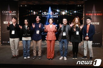 본문 이미지 - 이영 중소벤처기업부 장관(가운데)이 30일 30일 서울 서초구 드림플러스에서 열린 '컴업(COME UP) 2023 기자 브리핑' 에서 박재욱 (사)코리아스타트업포럼 의장(왼쪽에서 세 번째) 및 참석자들과 기념 촬영을 하고 있다. (중기부 제공)