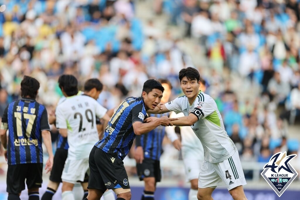본문 이미지 -  전북과 인천의 경기 모습(한국프로축구연맹 제공)