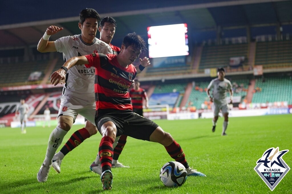 본문 이미지 - 제주와 포항의 경기 모습(한국프로축구연맹 제공) 