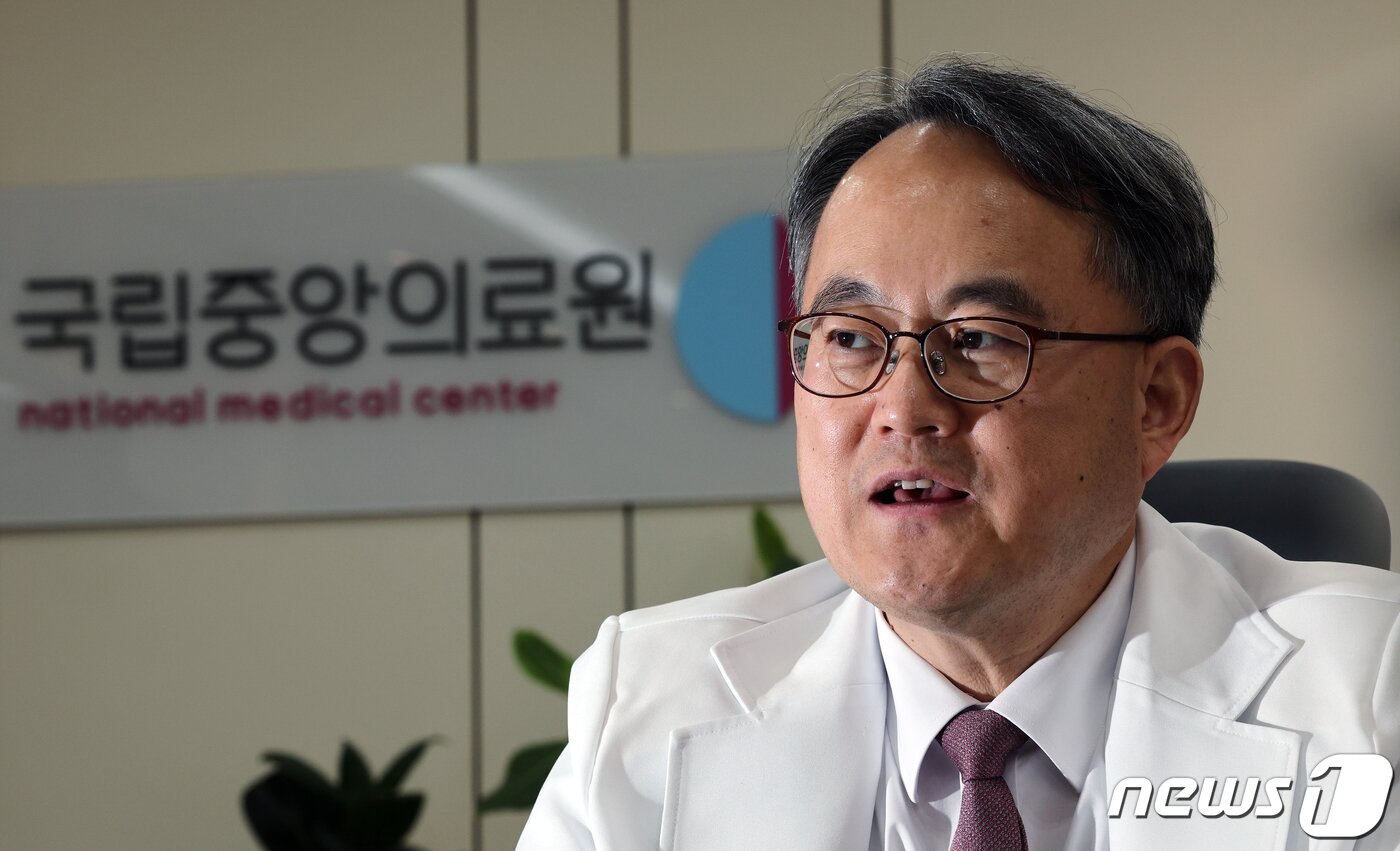 본문 이미지 - 주영수 국립중앙의료원장이 31일 오후 서울 중구 을지로 국립중앙의료원 원장실에서 뉴스1과 인터뷰를 하고 있다. 2023.10.31/뉴스1 ⓒ News1 박정호 기자