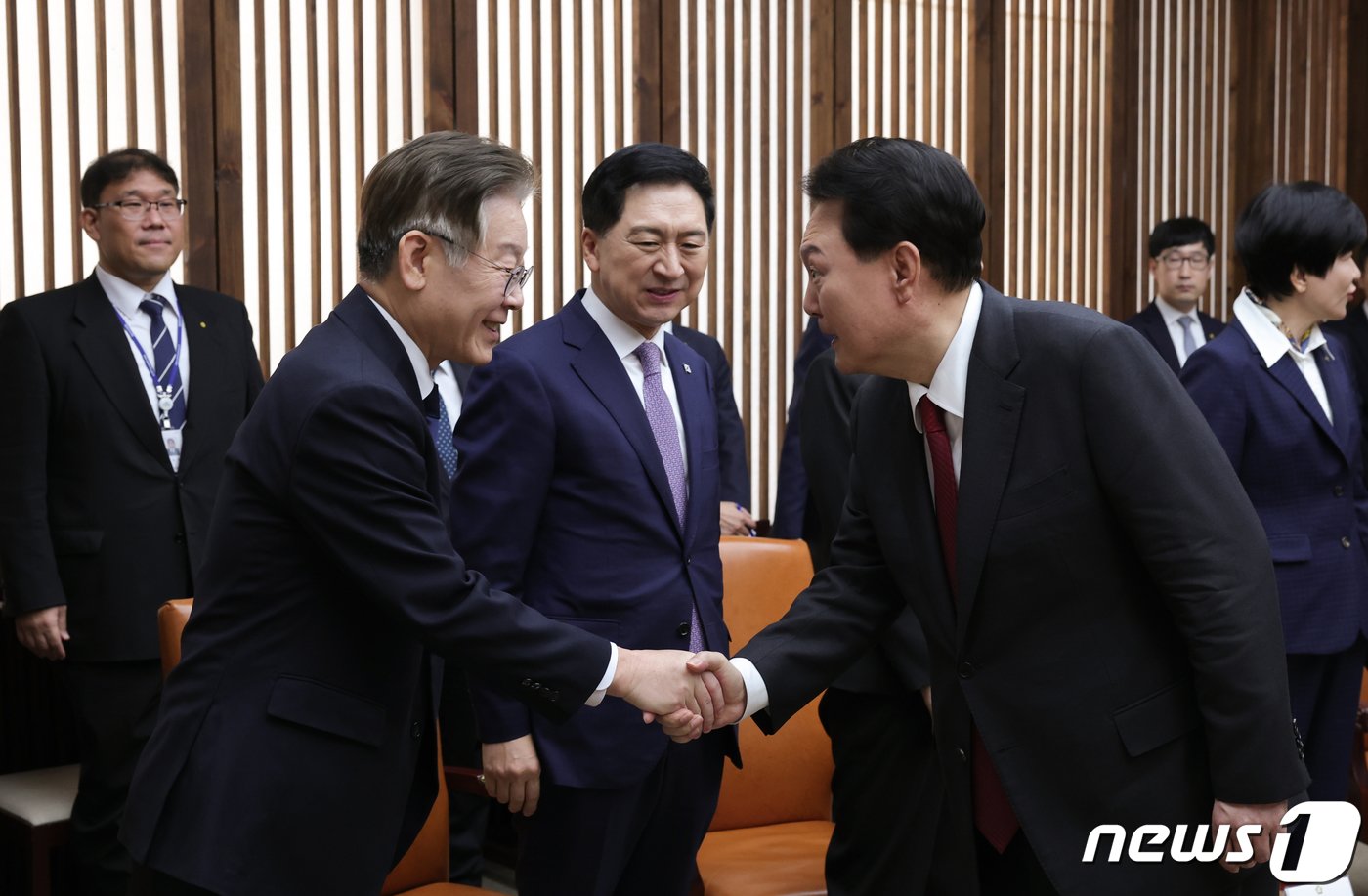 본문 이미지 - 윤석열 대통령이 31일 국회에서 열린 2024년도 예산안 및 기금운용 계획안에 대한 시정연설에 앞서 사전환담장에 도착해 이재명 더불어민주당 대표와 악수를 나누고 있다. (대통령실 제공) 2023.10.31/뉴스1 ⓒ News1 오대일 기자
