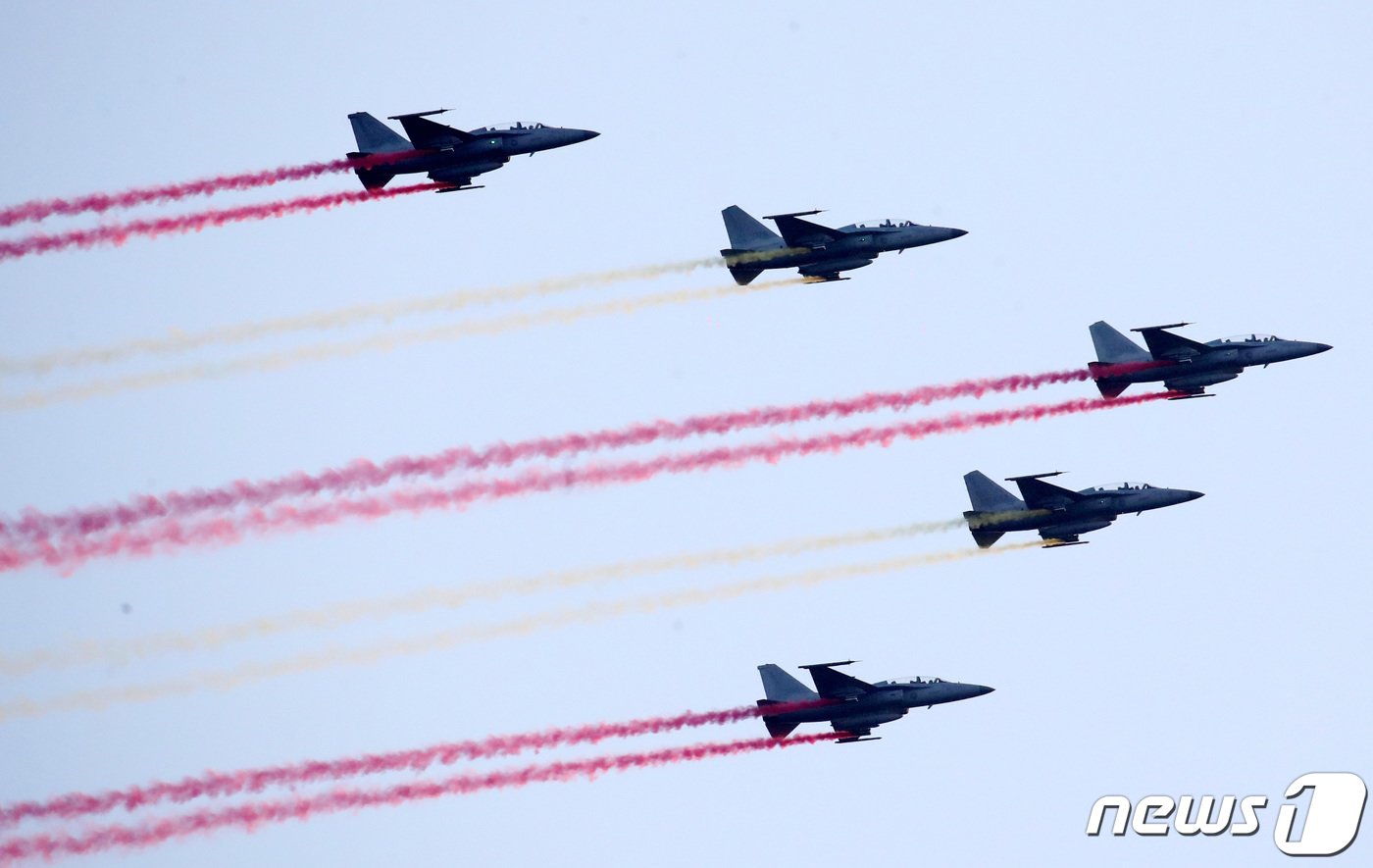 31일 충남 계룡대에서 열린 공군참모총장 이·취임식에서 TA-50, FA-50이 축하 편대비행을 하고 있다. 2023.10.31/뉴스1 ⓒ News1 김기태 기자