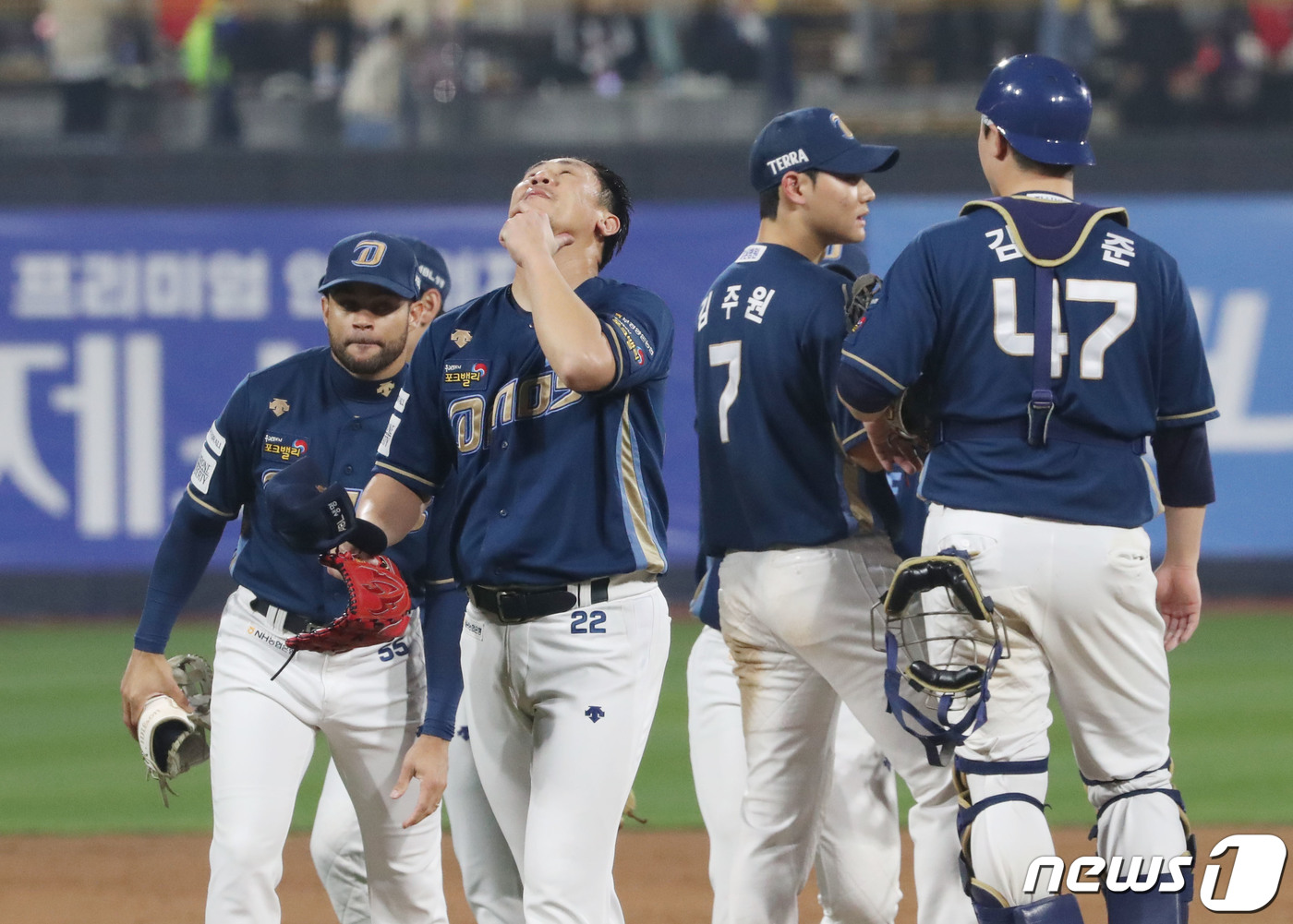 (수원=뉴스1) 김영운 기자 = 31일 오후 경기 수원시 장안구 KT위즈파크에서 열린 ‘2023 신한은행 SOL KBO 포스트시즌’ 플레이오프 2차전 KT 위즈와 NC 다이노스의 …