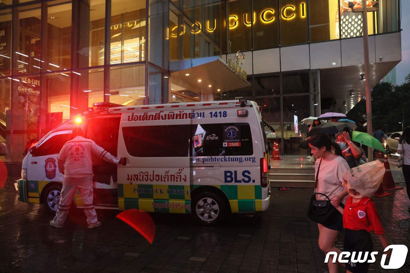 본문 이미지 - 3일(현지시간) 태국 방콕의 한 유명 쇼핑몰 앞에 총기 난사 신고를 받고 출동한 구급차가 세워져 있다. 이날 총격으로 2명이 숨지고 5명이 다쳤다. 2023.10.03/ ⓒ AFP=뉴스1 ⓒ News1 권진영 기자