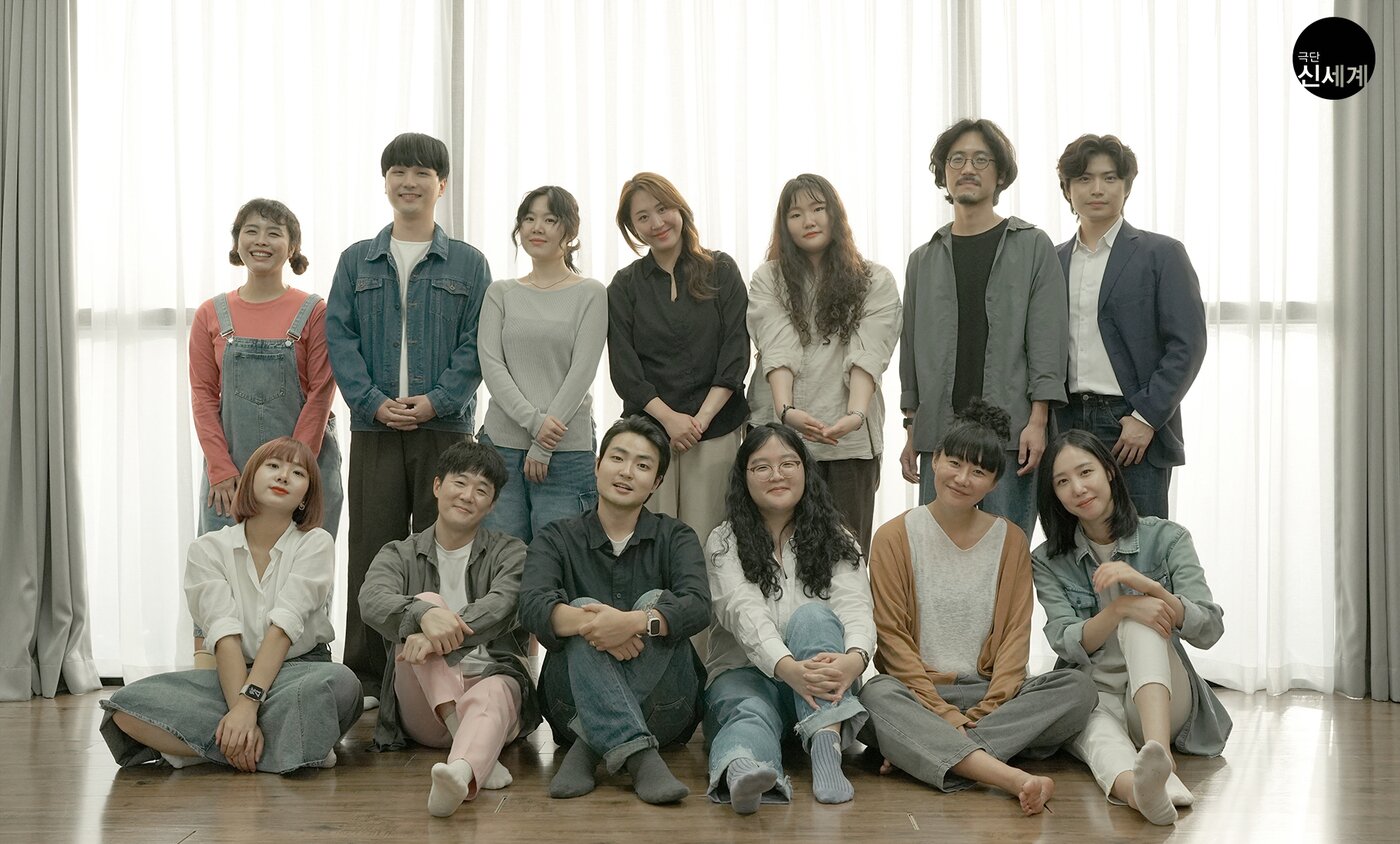 본문 이미지 - 극단 신세계 복귀작 '부동산 오브 슈퍼맨' 제작진과 배우