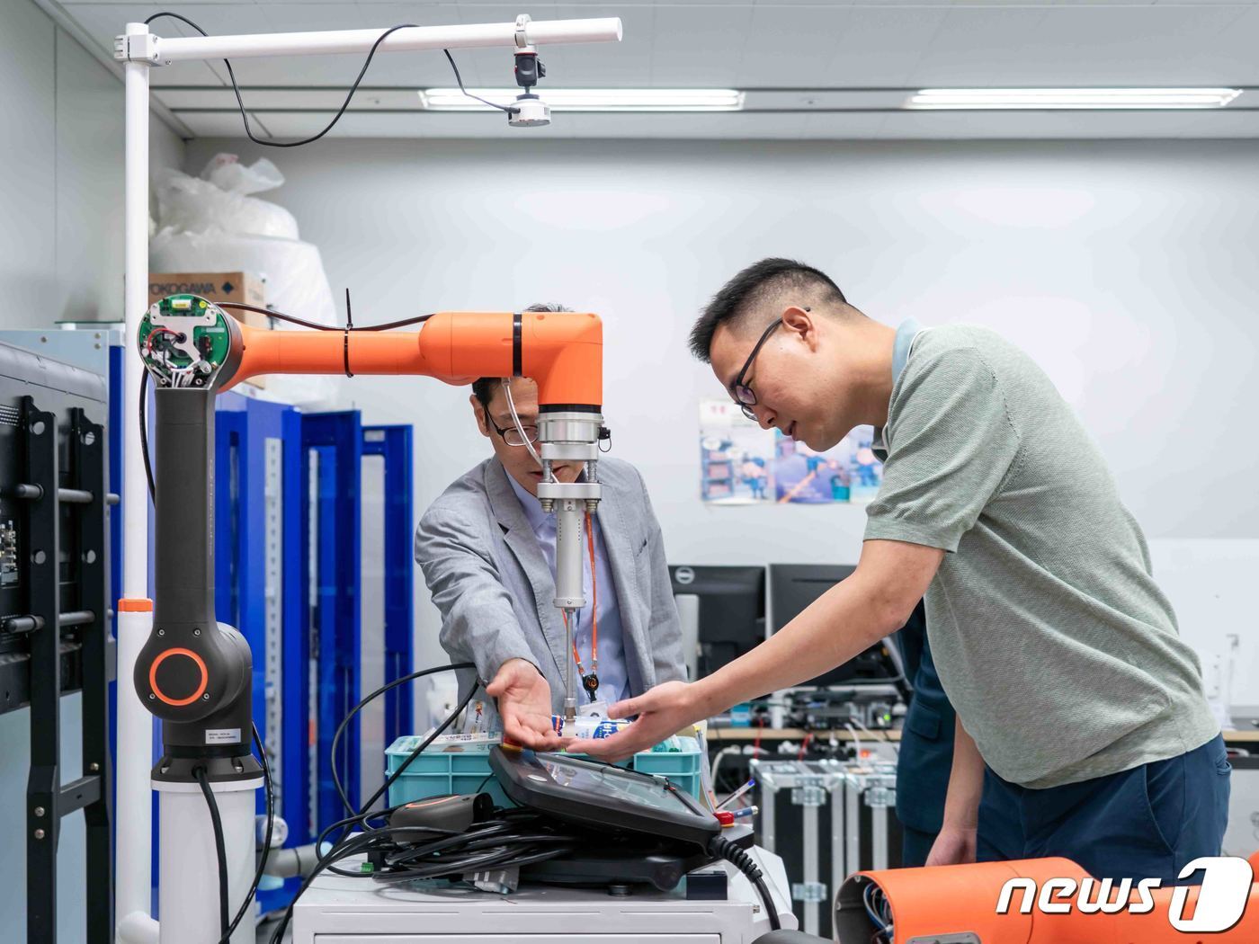 본문 이미지 - 김동선 한화로보틱스 전략담당 임원이 판교 한화미래기술연구소에 방문해 협동 로봇 성능을 점검하고 있다.(한화로보틱스 제공)