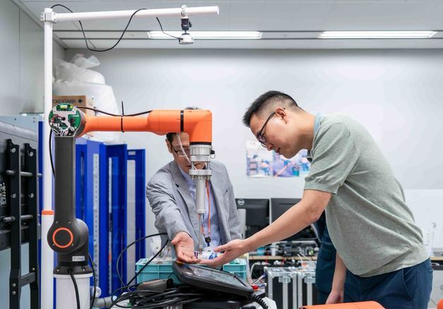 한화 삼남 김동선, ㈜한화 퇴사…"신설 지주사에 집중"