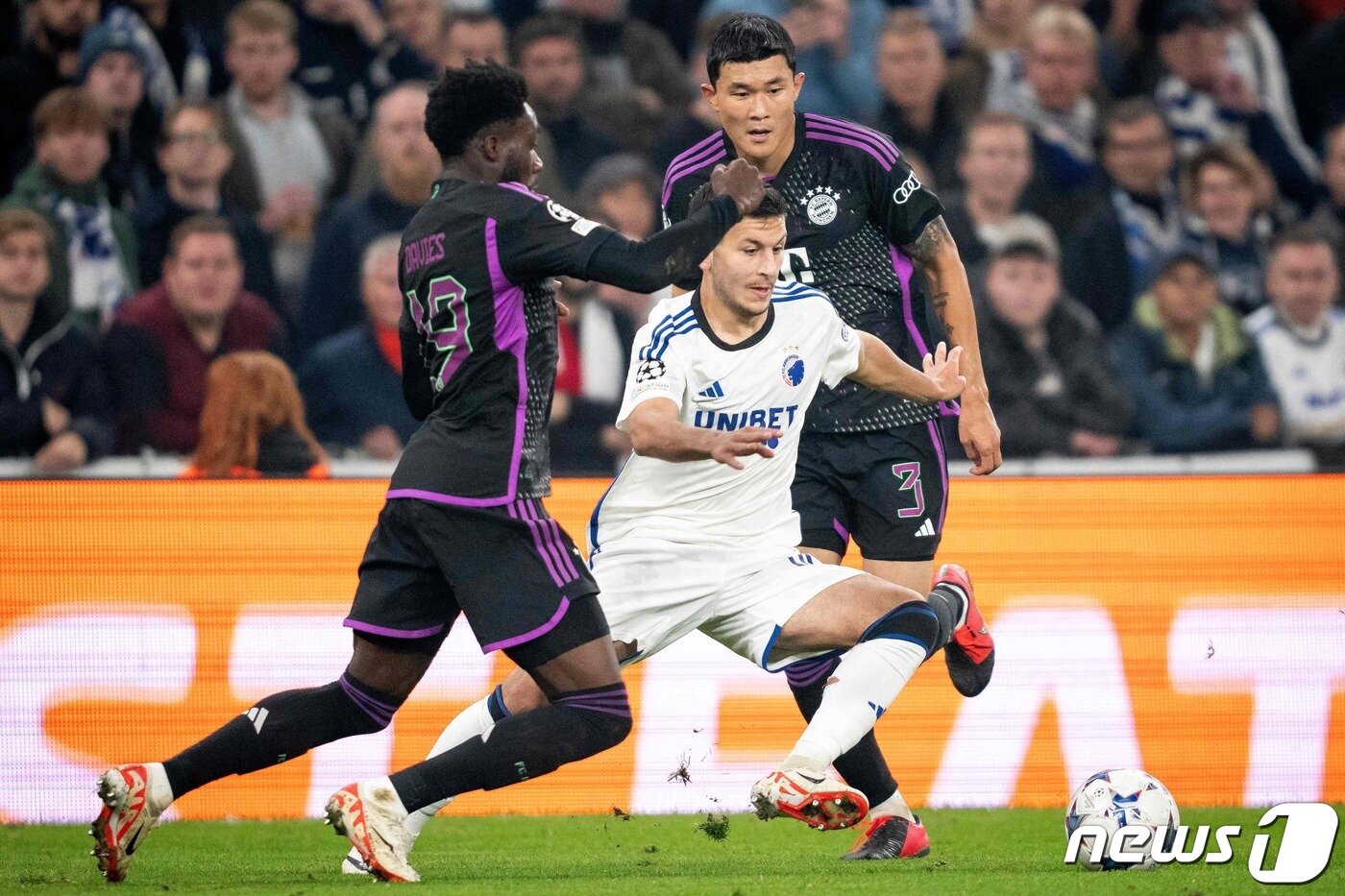 본문 이미지 - 바이에른 뮌헨의 수비수 김민재가 팀 동료 알폰소 데이비스와 FC코펜하겐의 공격수 루니 바르드지를 수비하고 있다. ⓒ AFP=뉴스1 ⓒ News1 이형진 기자