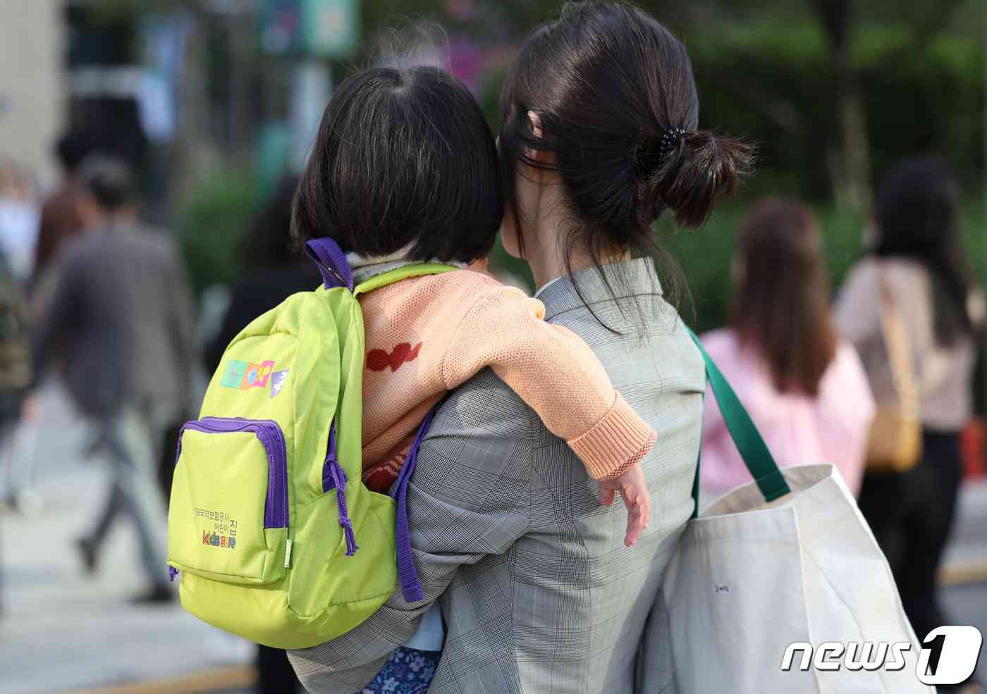 엄마 품에 안겨 등원하는 아이. /뉴스1 © News1 김민지 기자