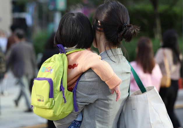 영어유치원 '4·7세 고시' 금지 법안 교육위 통과…내년 6월 시행