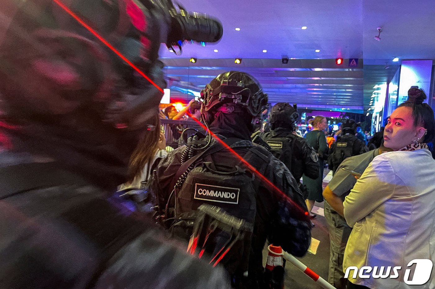 본문 이미지 - 3일(현지시간) 태국 방콕 시암 파라곤 쇼핑몰 총격 현장에 태국 경찰 특공대가 도착했다. 2023.10.03/ ⓒ 로이터=뉴스1 ⓒ News1 문혜원 기자