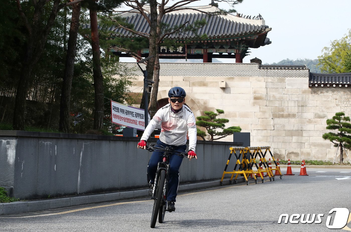 유인촌 문화체육관광부 장관 후보자가 4일 오전 서울 종로구에 마련된 인사청문회 준비 사무실에 자전거를 타고 출근하고 있다. 2023.10.4/뉴스1 ⓒ News1 박세연 기자