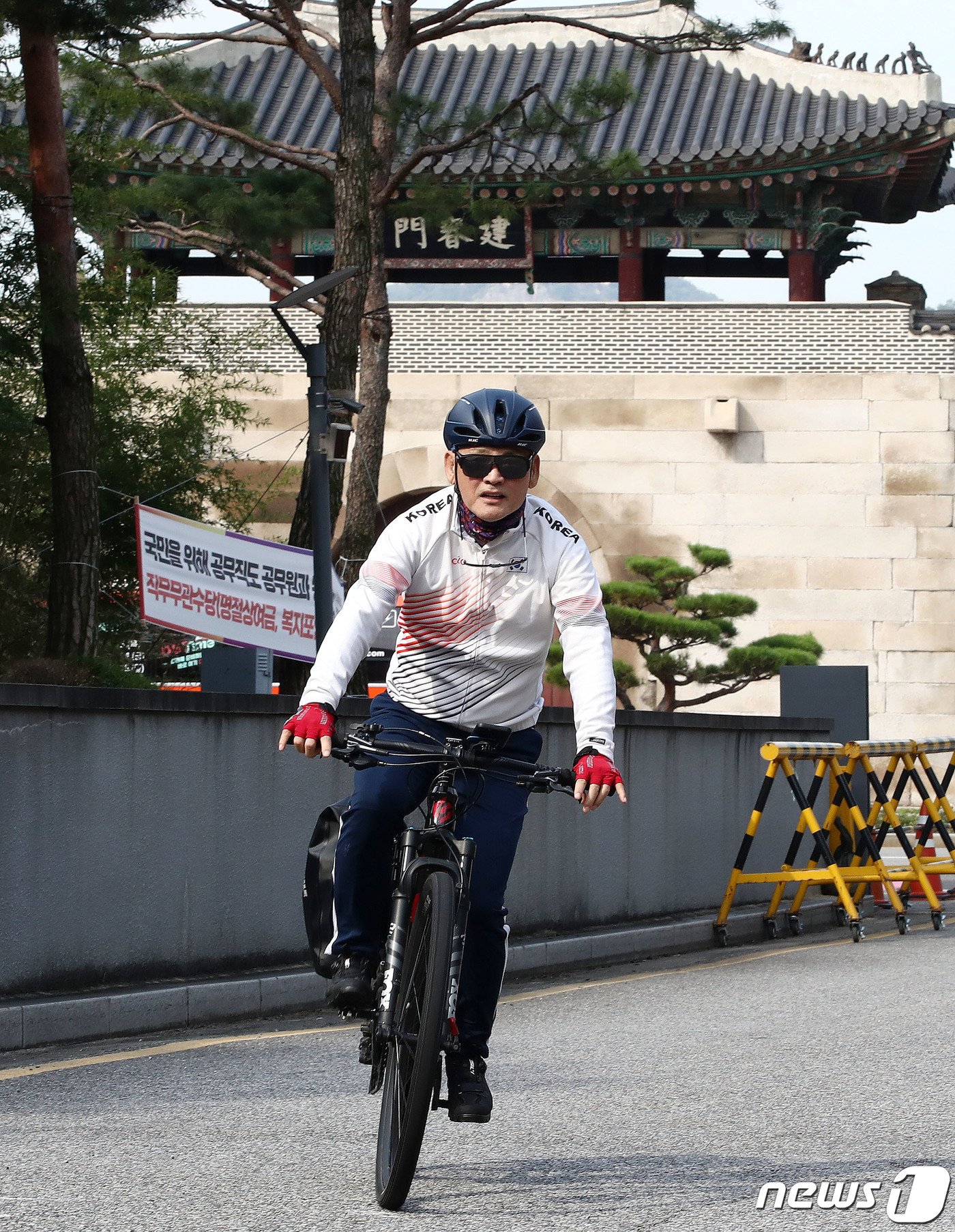 유인촌 문화체육관광부 장관 후보자가 4일 오전 서울 종로구에 마련된 인사청문회 준비 사무실에 자전거를 타고 출근하고 있다. 2023.10.4/뉴스1 ⓒ News1 박세연 기자