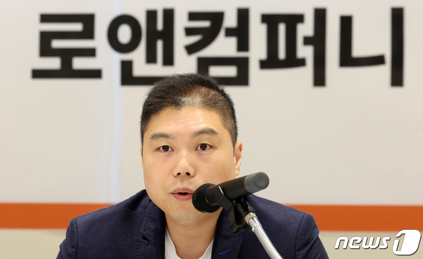 (서울=뉴스1) 김성진 기자 = 김본환 로앤컴퍼니 대표이사가 4일 오전 서울 강남구 로앤컴퍼니 사옥에서 열린 '로톡 변호사 123인 전원 징계 취소' 관련 기자간담회에서 발언하고 …