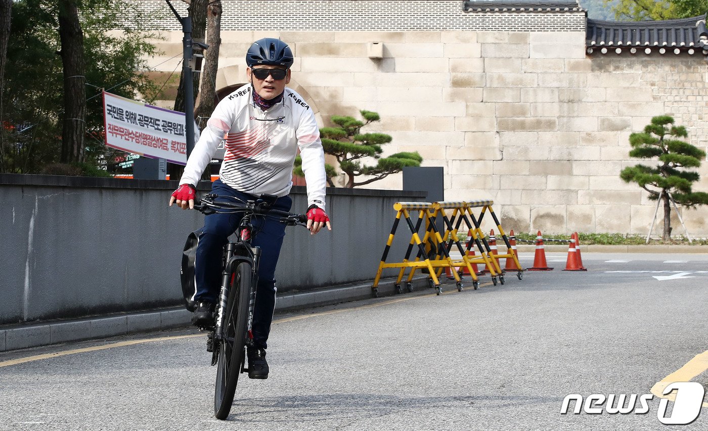 유인촌 문화체육관광부 장관 후보자가 4일 오전 서울 종로구에 마련된 인사청문회 준비 사무실에 자전거를 타고 출근하고 있다. 2023.10.4/뉴스1 ⓒ News1 박세연 기자