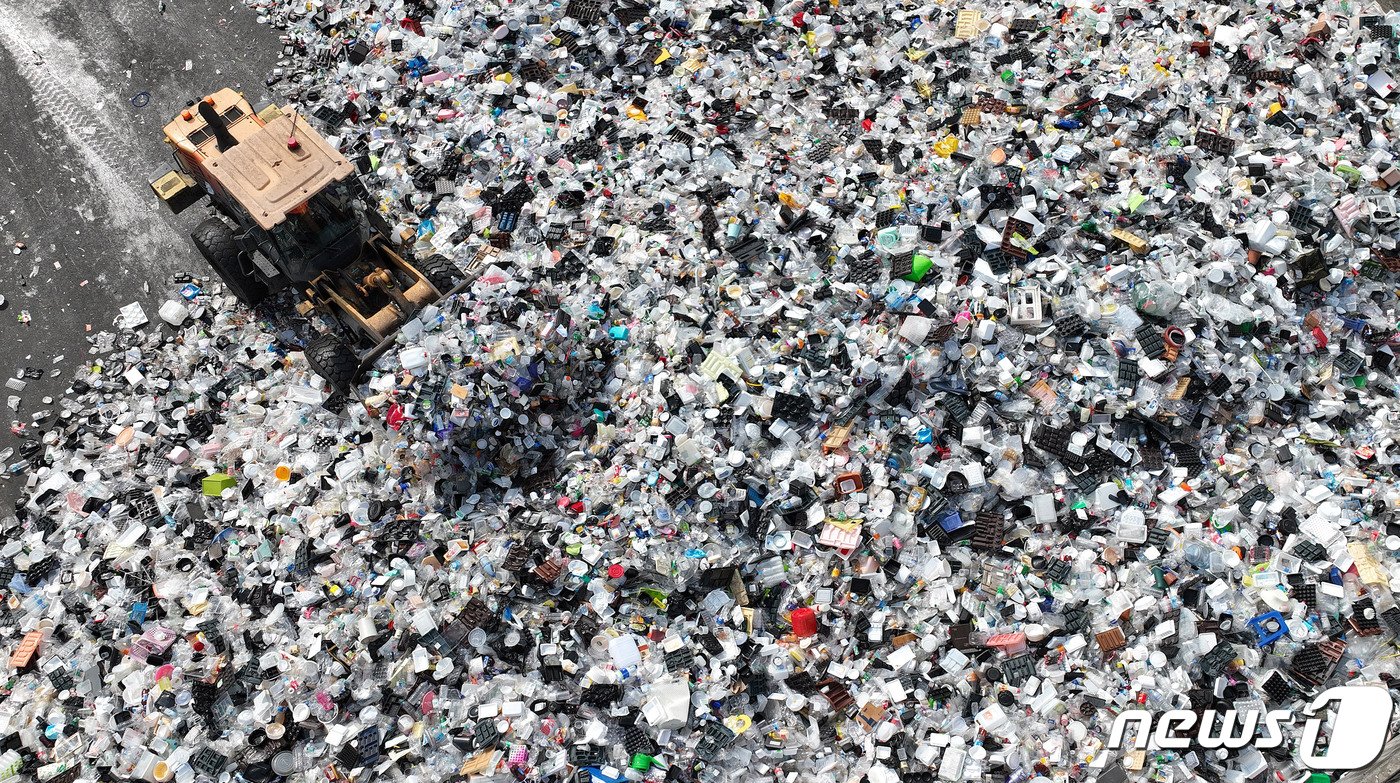 본문 이미지 - 추석 연휴가 끝난 4일 오전 경기 수원시 영통구 수원시자원순환센터에 추석 연휴동안 수거된 재활용 쓰레기들이 쌓여있다. (공동취재) 2023.10.4/뉴스1 ⓒ News1 김영운 기자