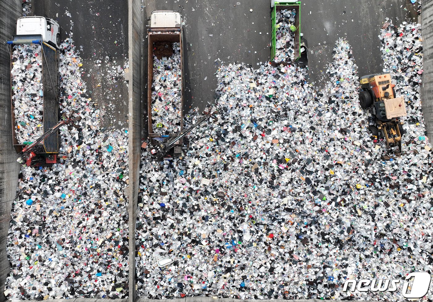 본문 이미지 - 추석 연휴가 끝난 4일 오전 경기 수원시 영통구 수원시자원순환센터에 추석 연휴동안 수거된 재활용 쓰레기들이 쌓여있다. (공동취재) 2023.10.4/뉴스1 ⓒ News1 김영운 기자