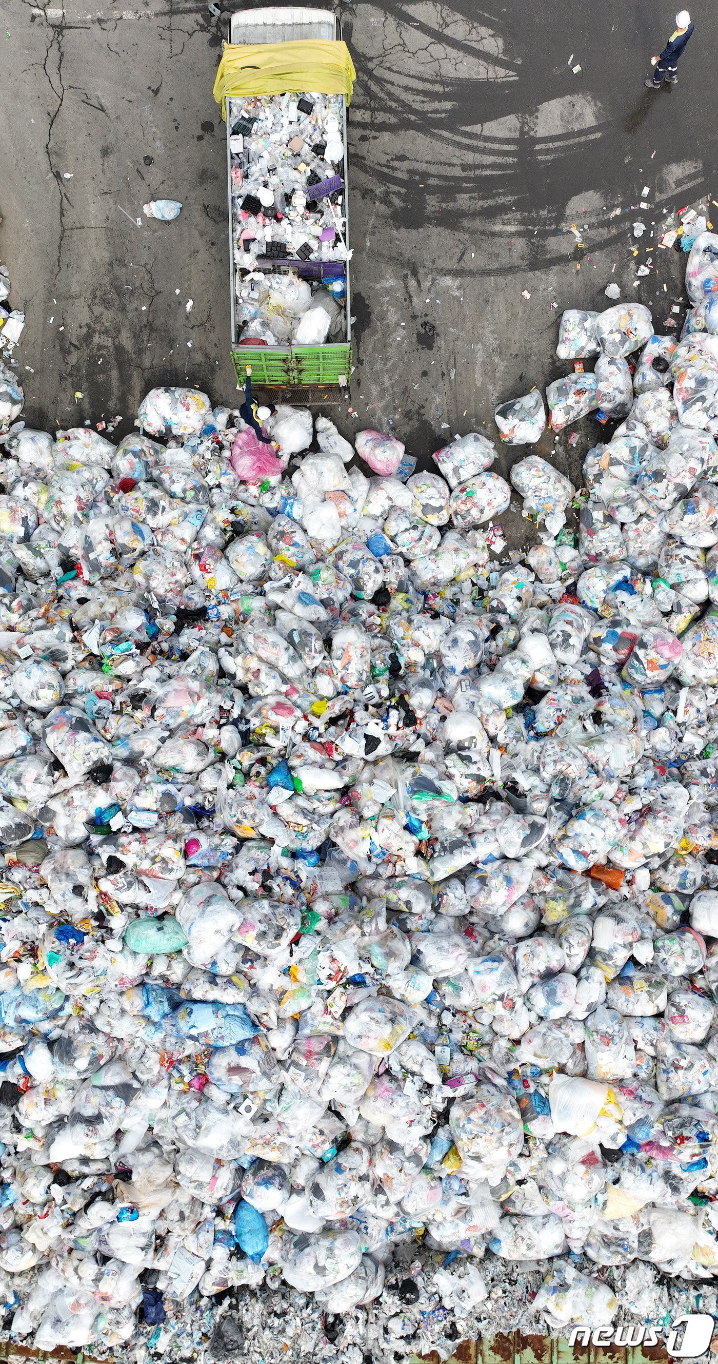 본문 이미지 - 추석 연휴가 끝난 4일 오전 경기 수원시 영통구 수원시자원순환센터에 추석 연휴동안 수거된 일반 쓰레기들이 쌓여있다. (공동취재) 2023.10.4/뉴스1 ⓒ News1 김영운 기자