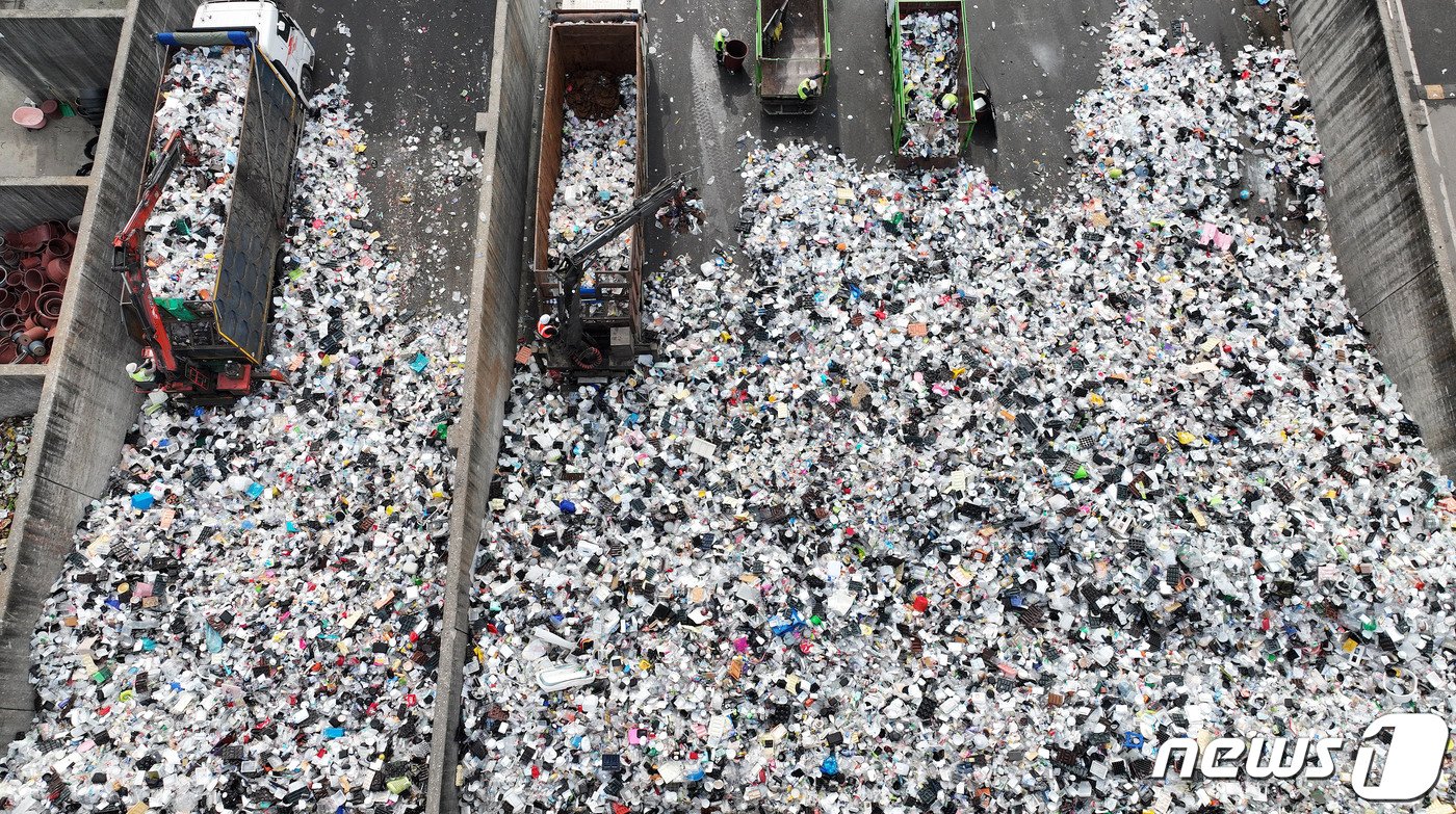 본문 이미지 - 추석 연휴가 끝난 4일 오전 경기 수원시 영통구 수원시자원순환센터에 추석 연휴동안 수거된 재활용 쓰레기들이 쌓여있다. (공동취재) 2023.10.4/뉴스1 ⓒ News1 김영운 기자