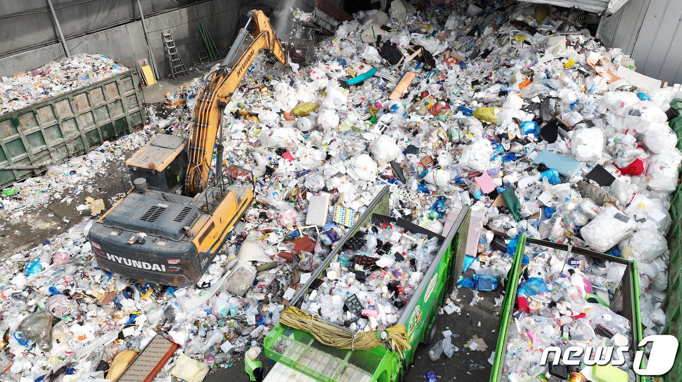 본문 이미지 - 추석 연휴가 끝난 4일 오전 경기 수원시 영통구 수원시자원순환센터에 추석 연휴동안 수거된 재활용 쓰레기들이 쌓여있다. (공동취재) 2023.10.4/뉴스1 ⓒ News1 김영운 기자