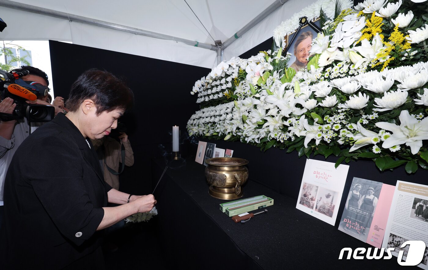 본문 이미지 - 김영경 대한간호협회장이 4일 오전 서울 중구 동호로 대한간호협회회관 앞에 마련된 고 마가렛 피사렉 국민 분향소에서 열린 추모식에서 분향하고 있다. 2023.10.4/뉴스1 ⓒ News1 박정호 기자
