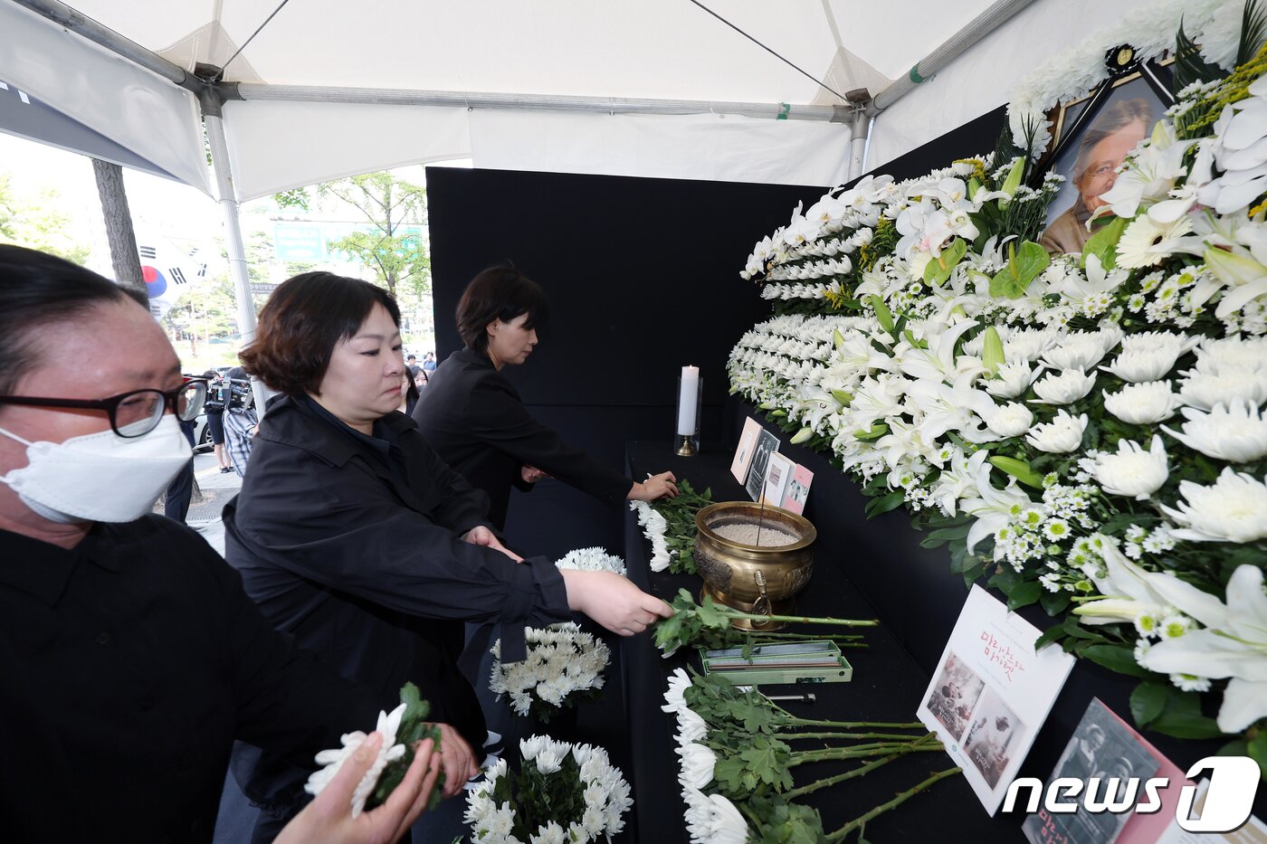본문 이미지 - 대한간호협회 관계자 및 간호사들이 4일 오전 서울 중구 동호로 대한간호협회회관 앞에 마련된 고 마가렛 피사렉 국민 분향소에서 열린 추모식에서 헌화하고 있다. 2 023.10.4/뉴스1 ⓒ News1 박정호 기자