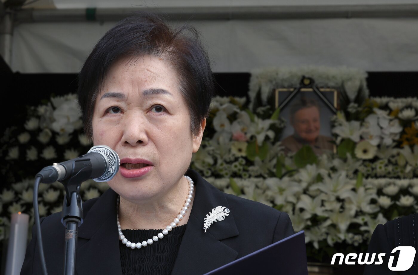 본문 이미지 - 김영경 대한간호협회장이 4일 오전 서울 중구 동호로 대한간호협회회관 앞에 마련된 고 마가렛 피사렉 국민 분향소에서 열린 추모식에서 추모사를 하고 있다. 2023.10.4/뉴스1 ⓒ News1 박정호 기자