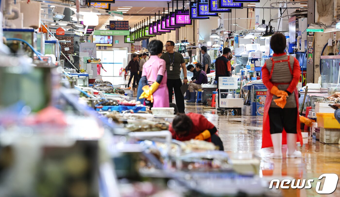 본문 이미지 - 서울 동작구 노량진 수산시장에서 상인들이 손님을 기다리고 있다./뉴스1 ⓒ News1 김도우 기자