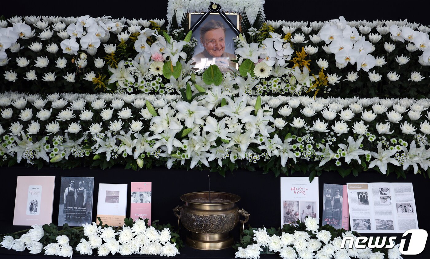 본문 이미지 - 4일 오전 서울 중구 동호로 대한간호협회회관 앞에 고 마가렛 피사렉 국민 분향소가 마련되어 있다. 2023.10.4/뉴스1 ⓒ News1 박정호 기자