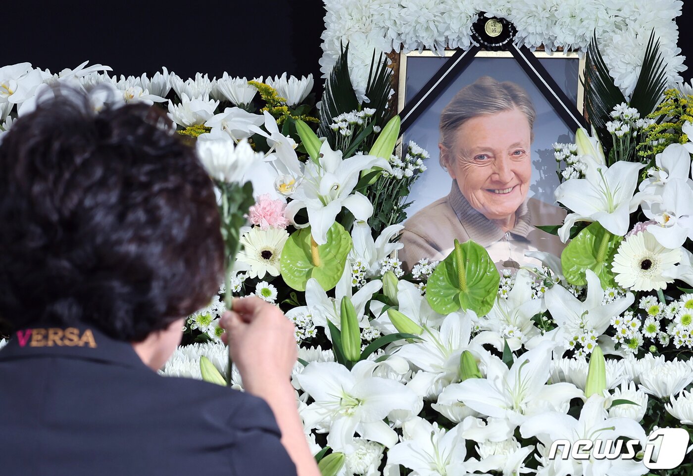 본문 이미지 - 대한간호협회 관계자 및 간호사들이 4일 오전 서울 중구 동호로 대한간호협회회관 앞에 마련된 고 마가렛 피사렉 국민 분향소에서 열린 추모식에서 헌화하고 있다.2023.10.4/뉴스1 ⓒ News1 박정호 기자